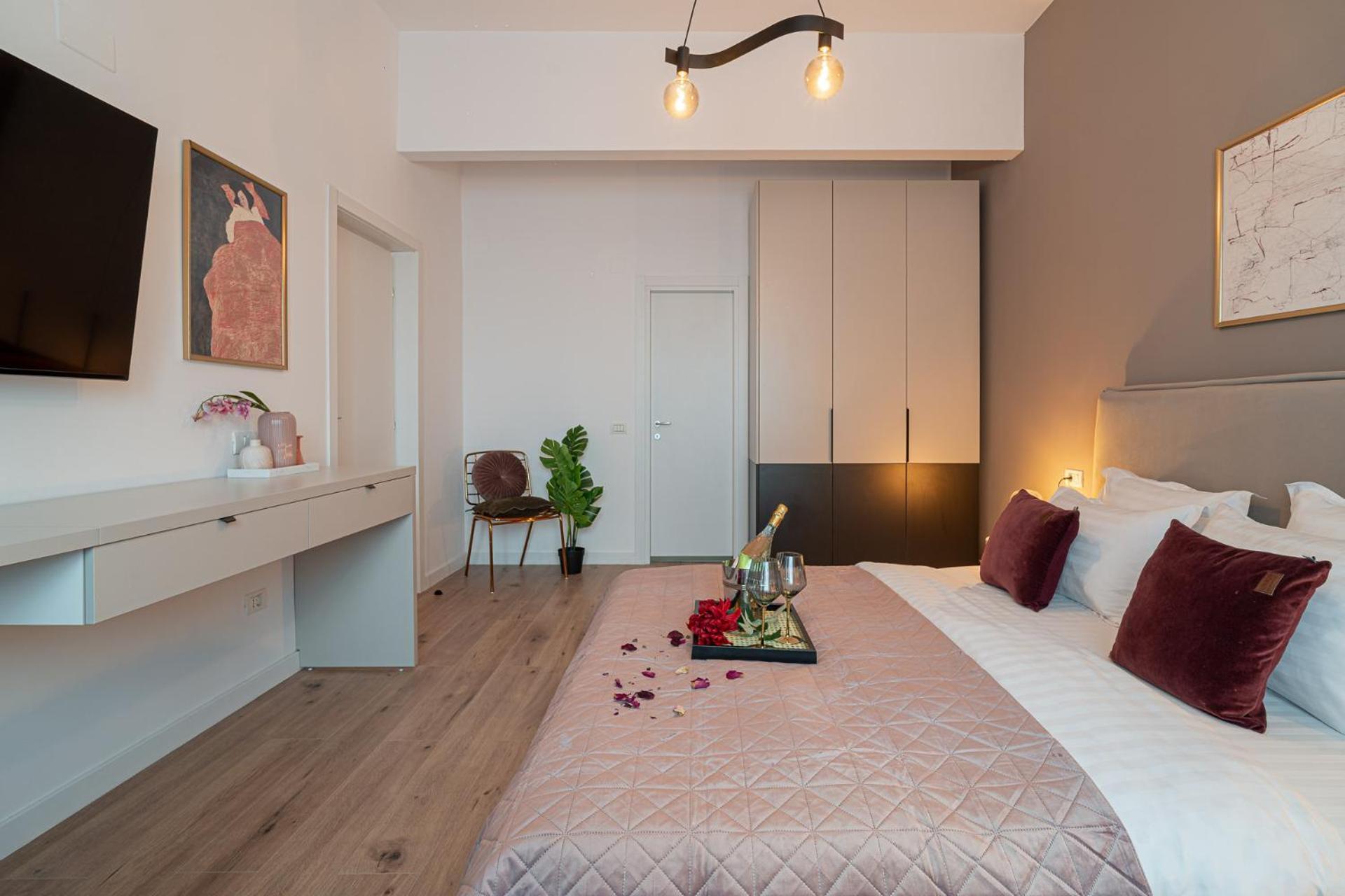 Loggia & Luxe 5Br Penthouse In Universitatii Area Bukarest Eksteriør billede