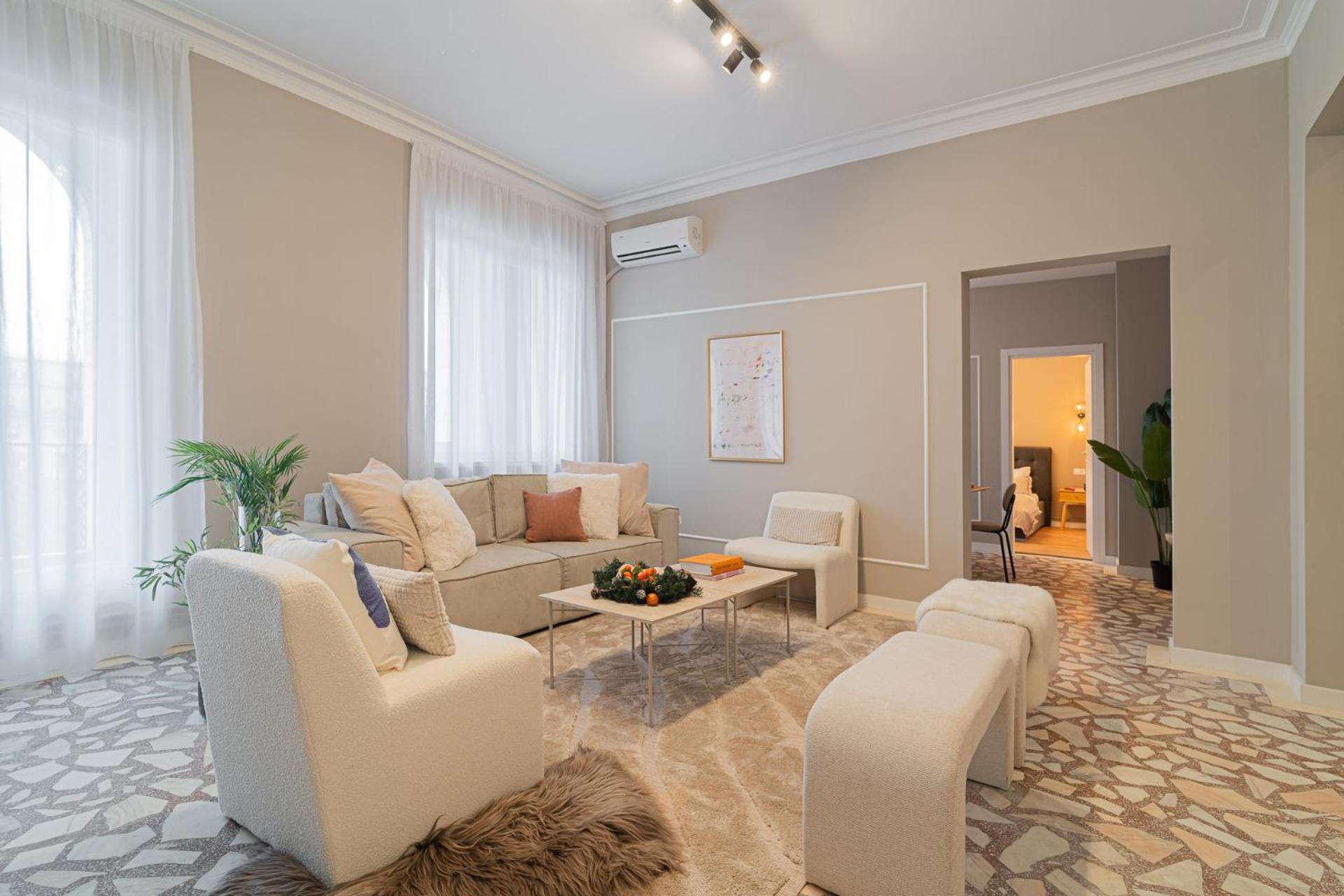 Loggia & Luxe 5Br Penthouse In Universitatii Area Bukarest Eksteriør billede